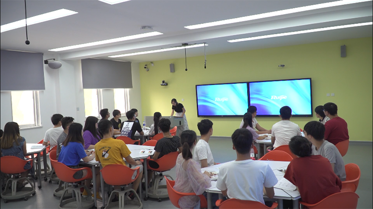 尊龙时凯黄淮学院智慧教室：集中控制一键管理教室